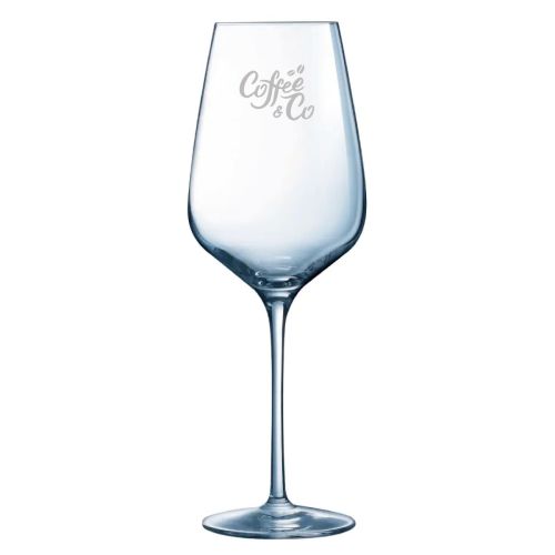 Sublym wijnglas 55 cl. met gegraveerd CoffeeCo-logo zichtbaar op het vooraanzicht van het glas.