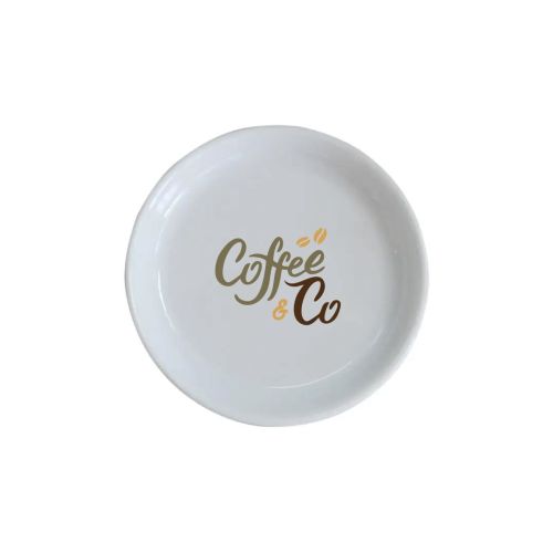 Theezakhouder van 85 mm porselein met meerkleurig CoffeeCo-logo aan de voorkant, ronde witte vorm.