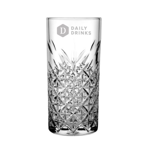 Voorzijde van het glas voorzien van gegraveerd DailyDrinks-logo, minimalistisch zichtbaar.