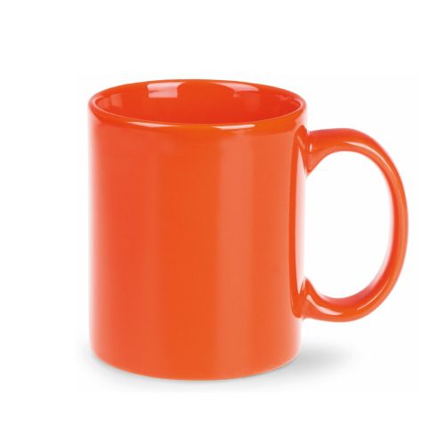 Vooraanzicht van de Tomek mok 30 cl. in oranje porselein met rechte wanden, klassiek oor en glad oppervlak.