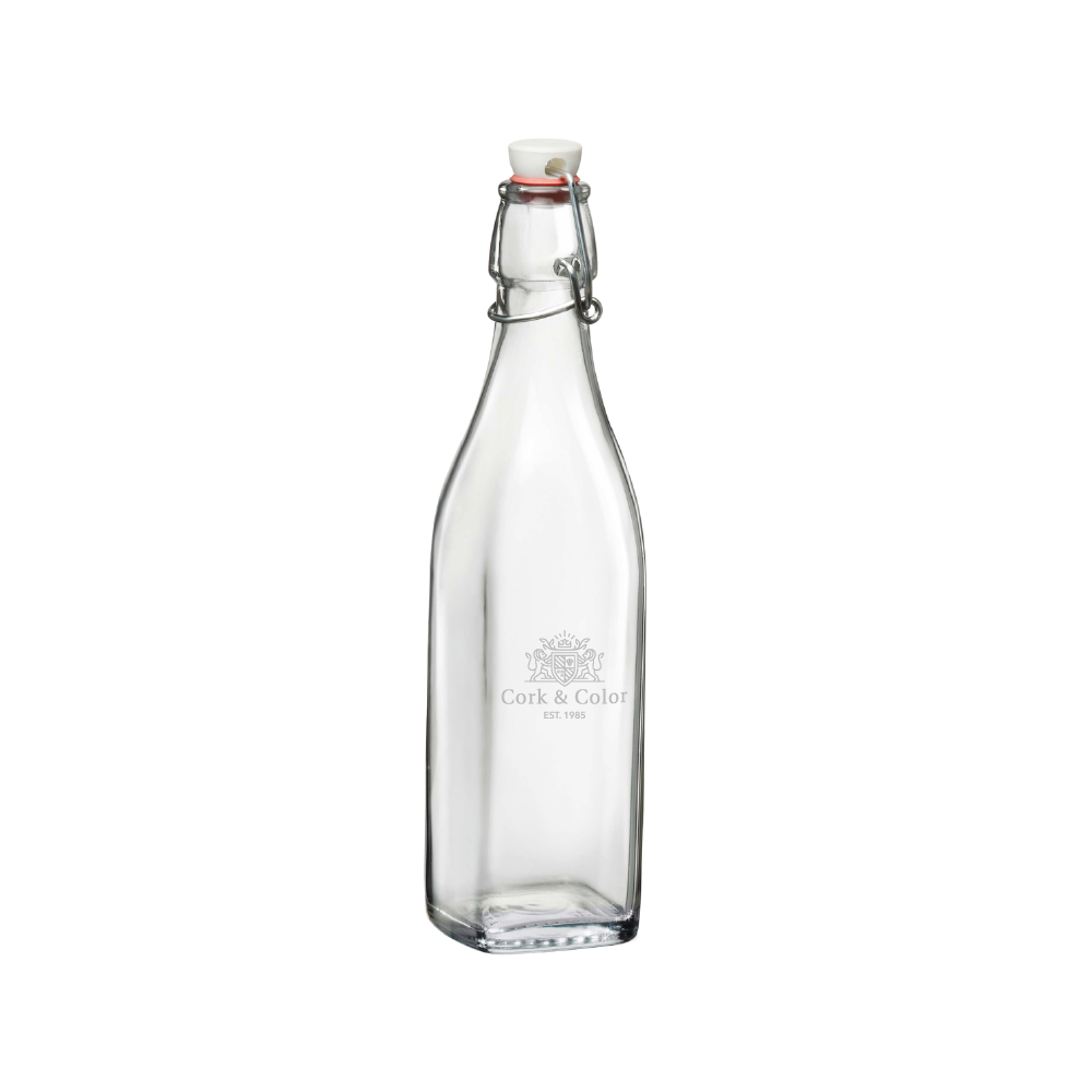 Beugelfles Swing 0,5 liter met fijn gegraveerd CorkColor-logo zichtbaar op de voorzijde van het glas.