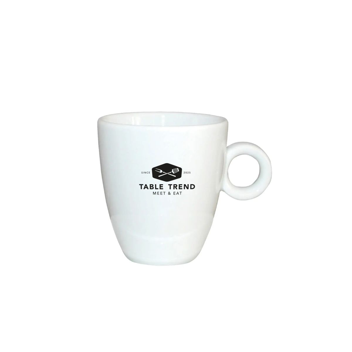 Espresso kop 9 cl. van wit porselein met zwarte TableTrend opdruk in één kleur op de voorzijde geplaatst.
