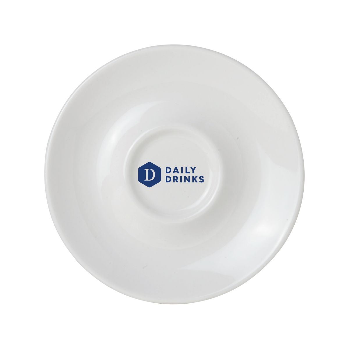 Eénkleurige DailyDrinks-logo-opdruk in het midden op de voorzijde van de porseleinen schotel 14,5 cm.