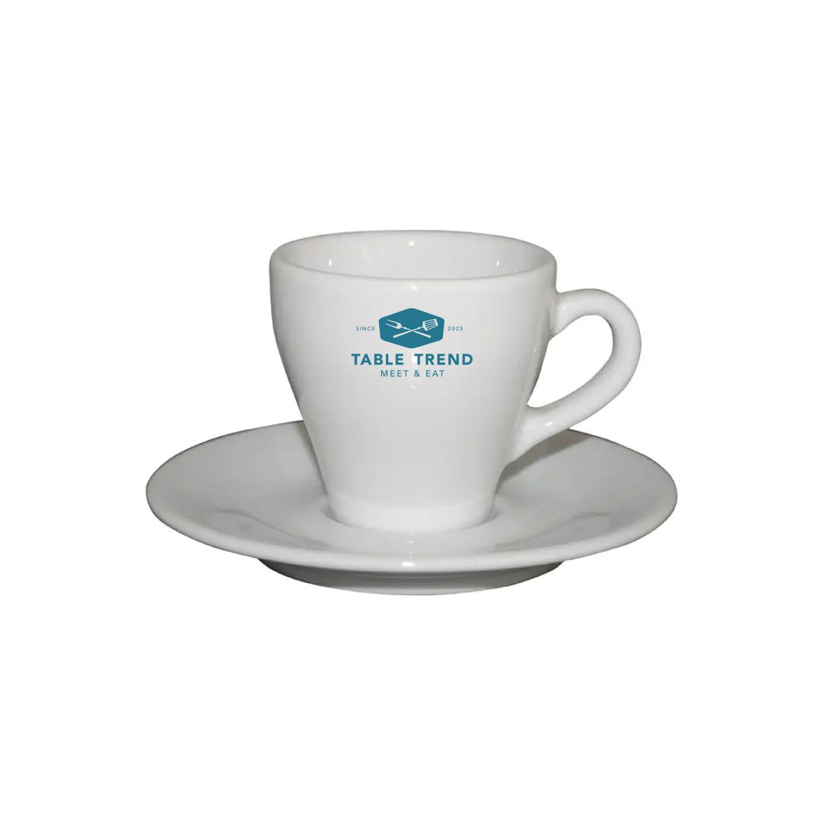 Vooraanzicht van Dom Espresso 8 cl. SET met éénkleurig TableTrend-logo op het witte porselein.