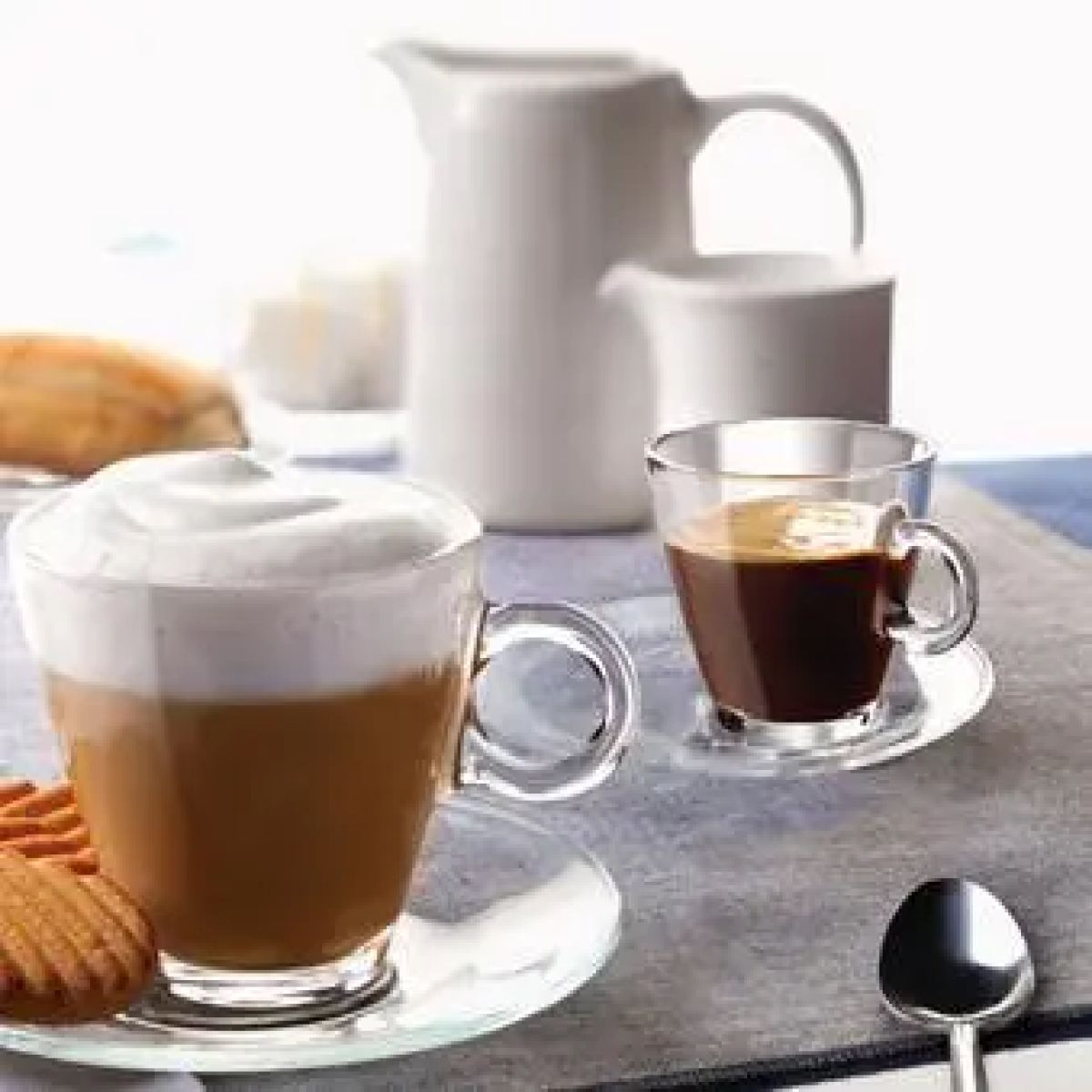 Easy Bar Cappuccinoglas van 23 cl met warme drank in een sfeervolle setting.
