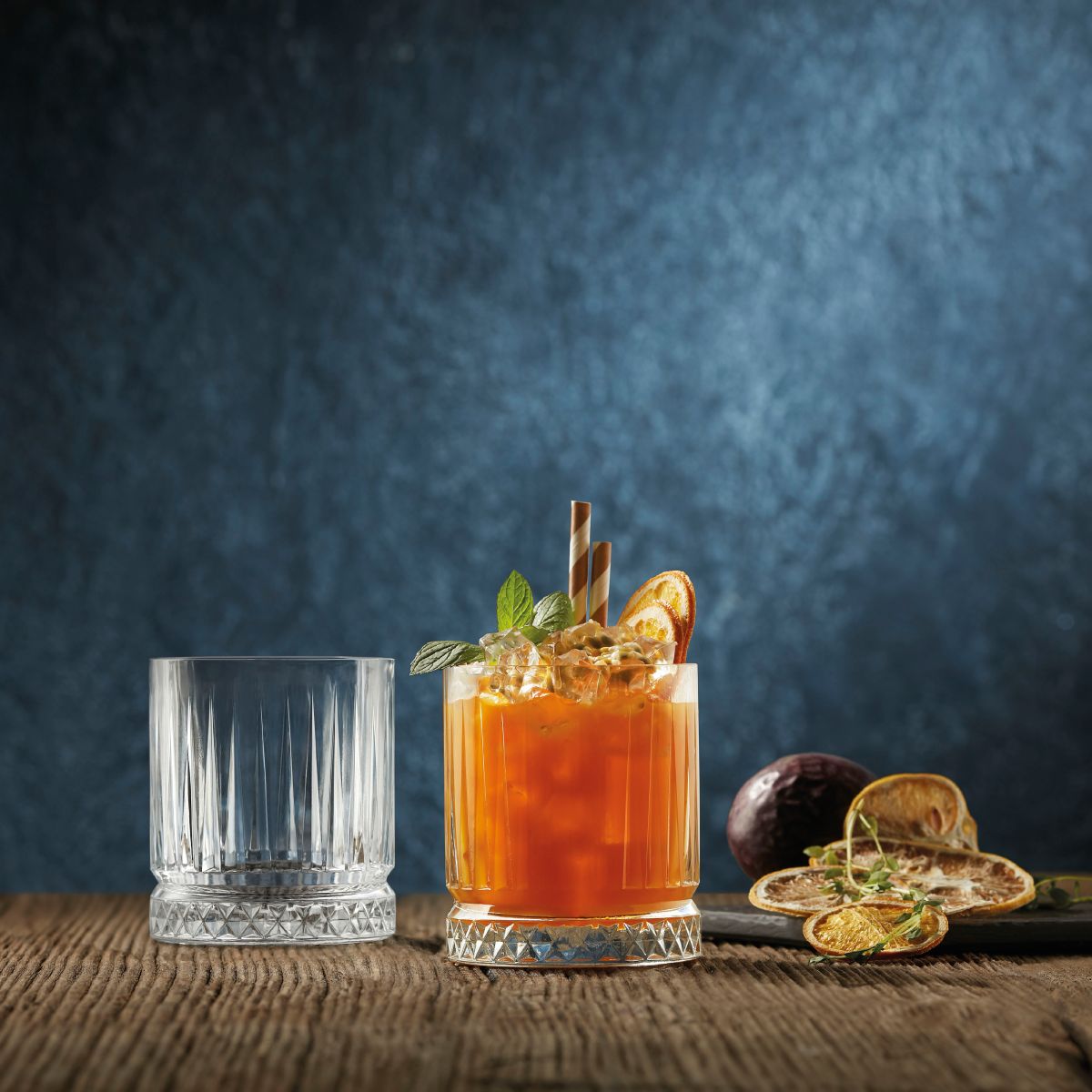 Whiskyglas 35,5 cl. met inhoud in sfeervolle setting op een tafel gepresenteerd.