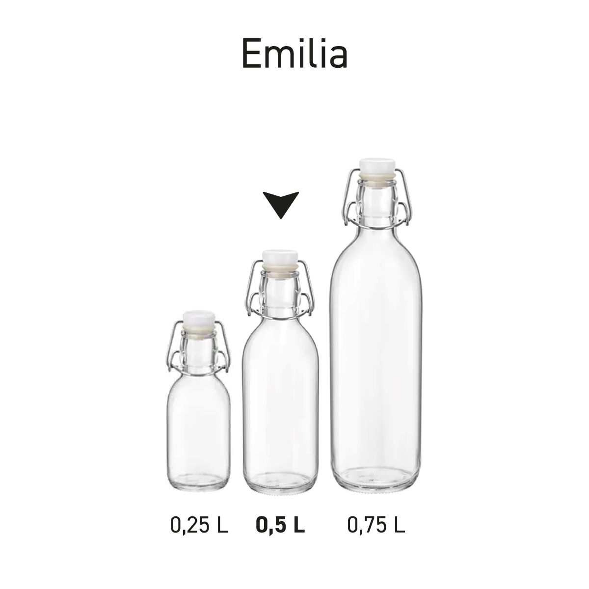 Serie glazen flessen Emilia van 0,5 en 1 liter naast elkaar gepresenteerd als assortiment.