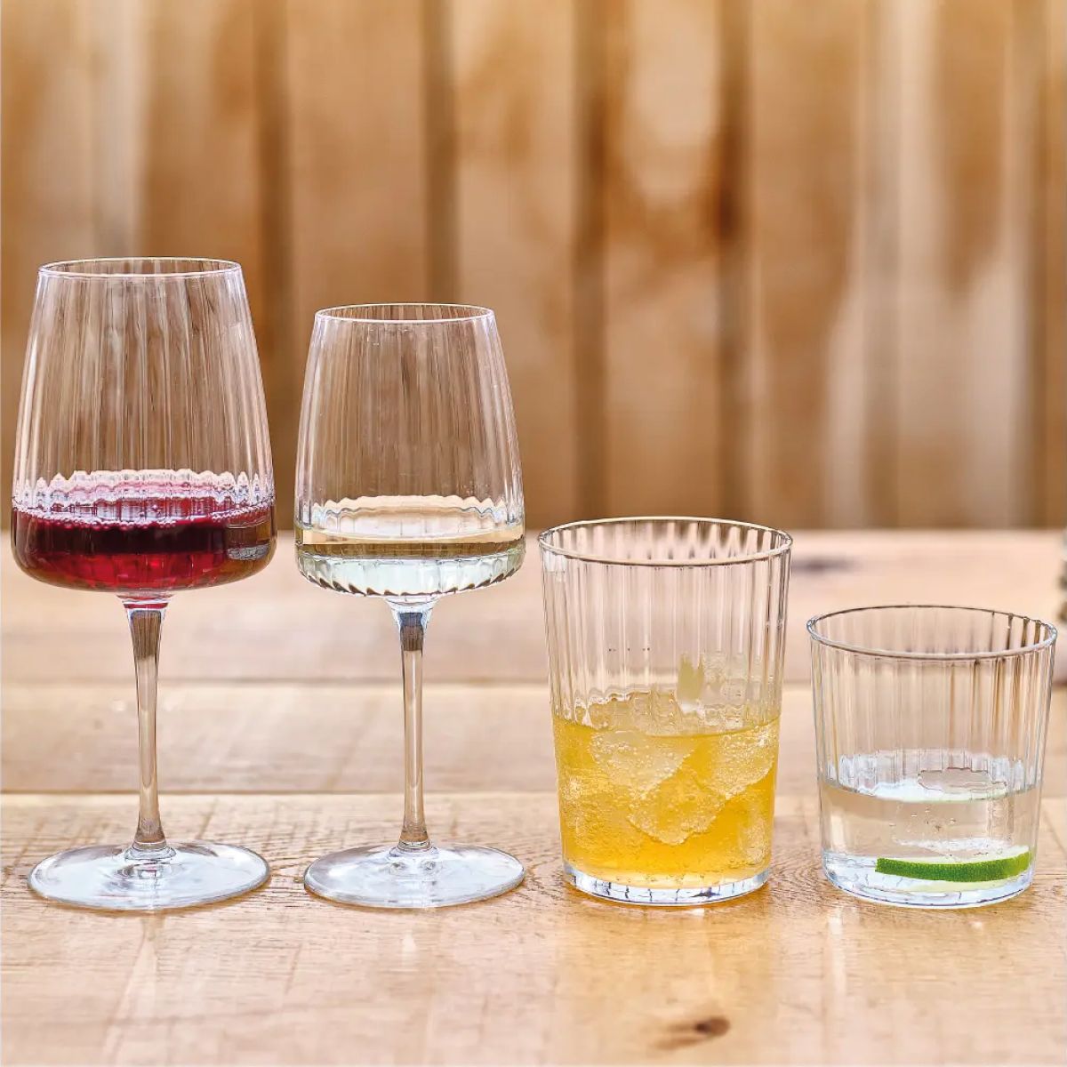 Gevuld Exclusiva Wijnglas 37,4 cl. sfeervol gepresenteerd in een interieursetting.