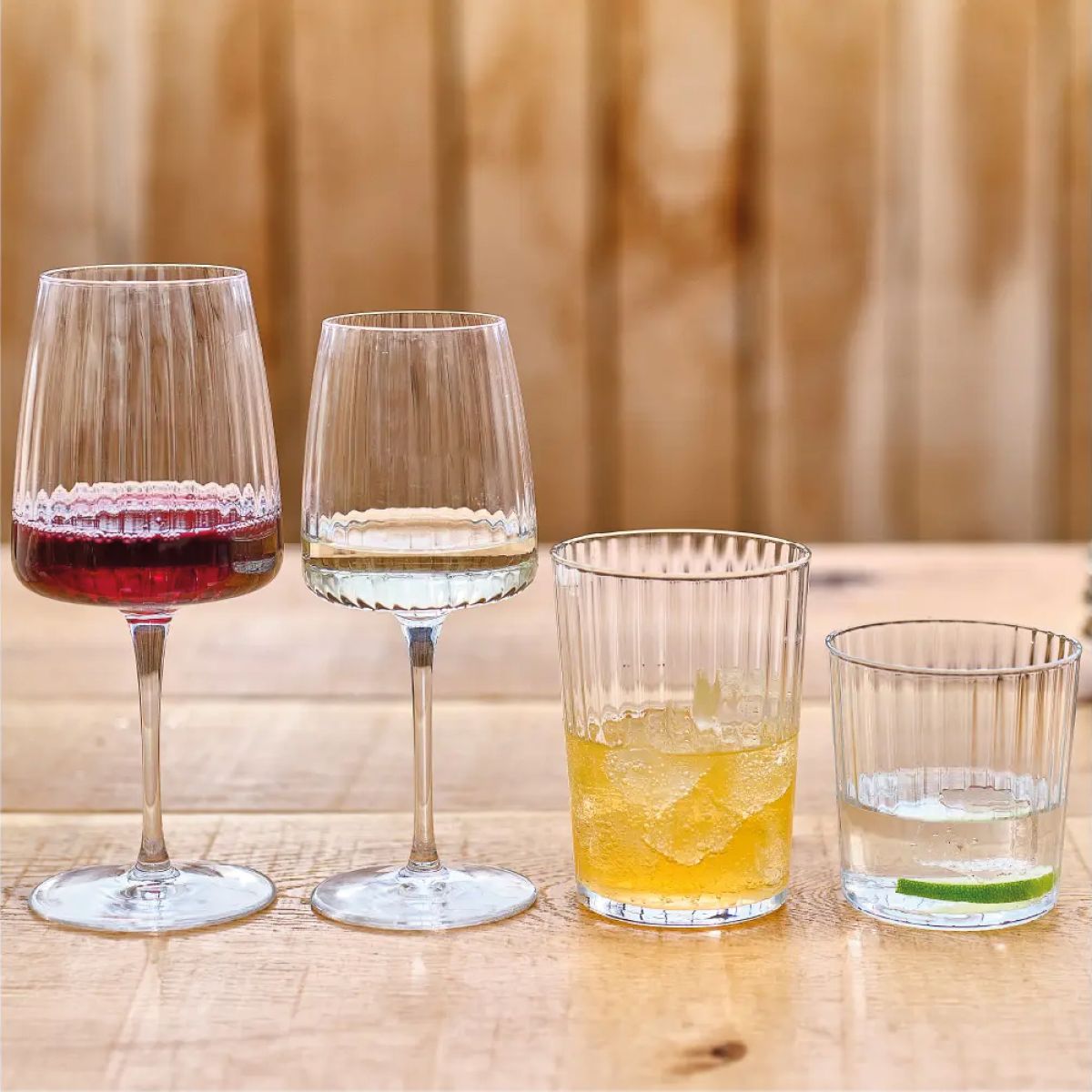 Gevuld Exclusiva Wijnglas 53,5 cl. sfeervol gepresenteerd in een interieursetting.