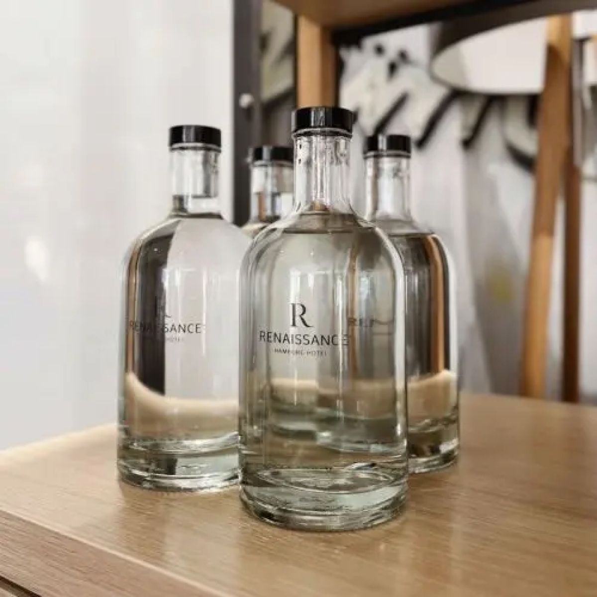 Gevulde Fles Oslo 0,7 liter met bedrukt logo in een ingerichte sfeerruimte geplaatst.