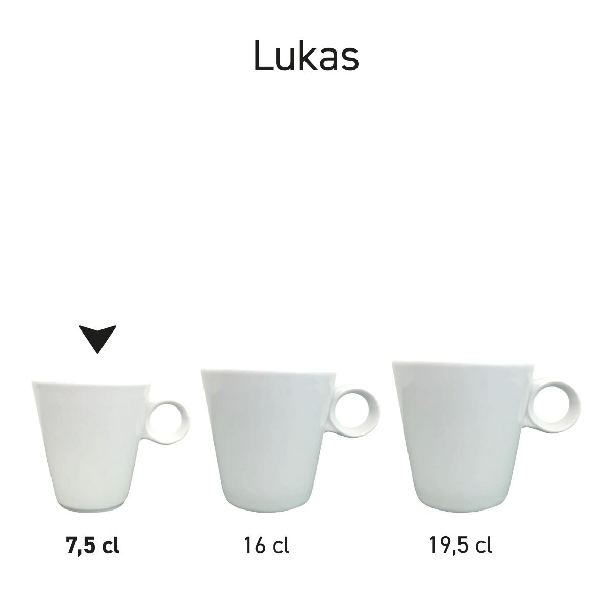 Witte espressokopjes uit dezelfde serie in verschillende afmetingen, opgesteld in serie