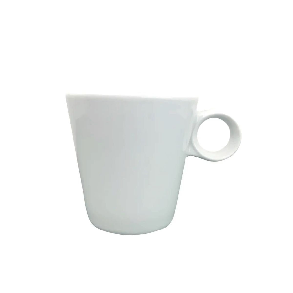 Vooraanzicht van de witte Lukas koffiekop van 16 cl. met ronde vorm en groot oor.
