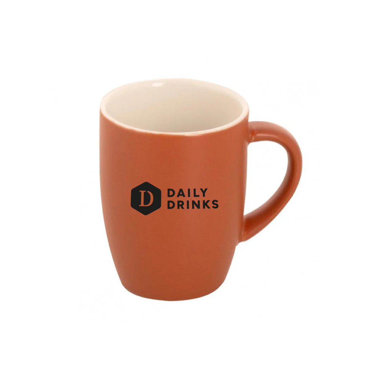 Mat bruine porseleinen Robusta mok 18 cl met zwart DailyDrinks-logo in vooraanzicht.