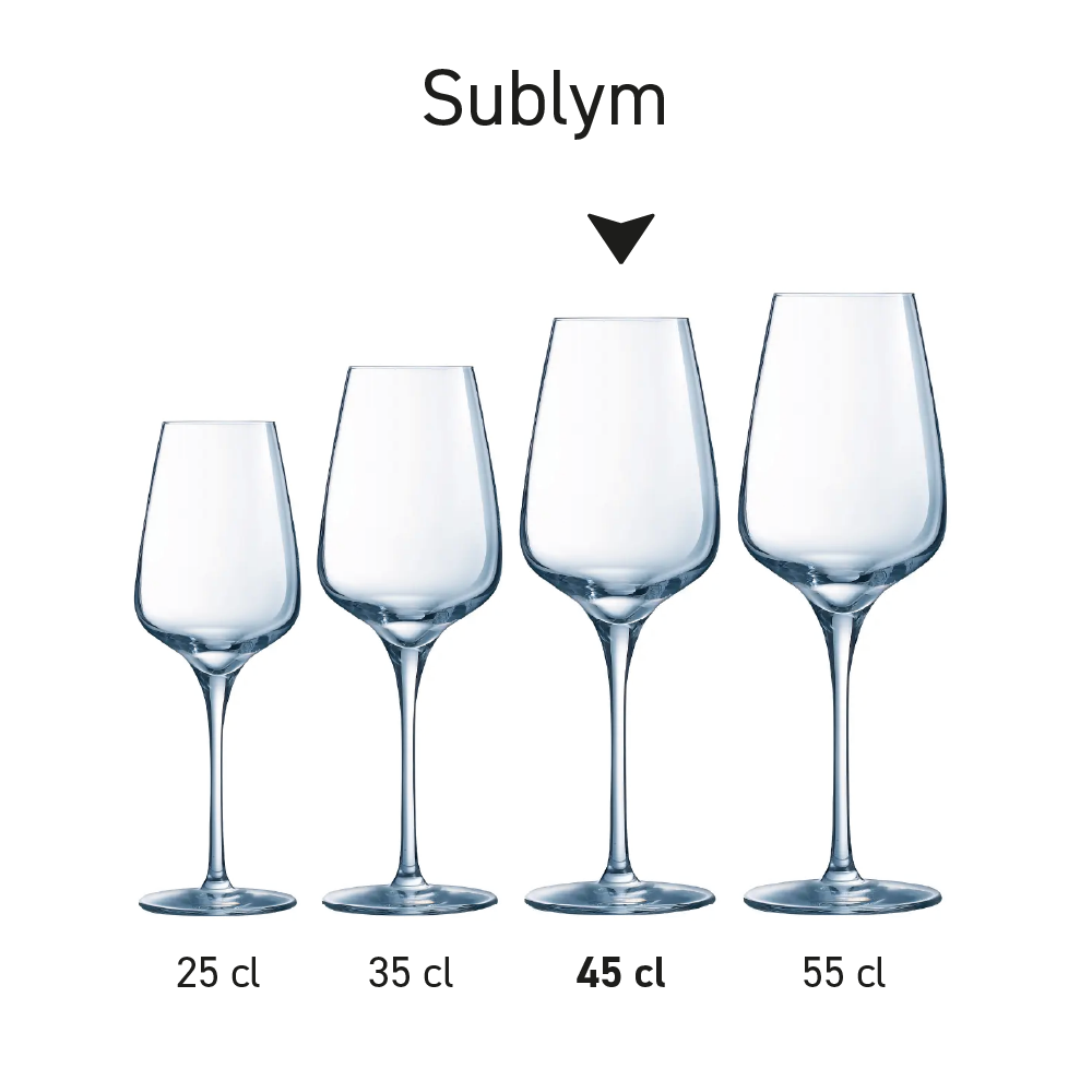 Sublym wijnglazen naast elkaar gepresenteerd als serie met identieke uitvoering en verschillende inhoudsmaten.