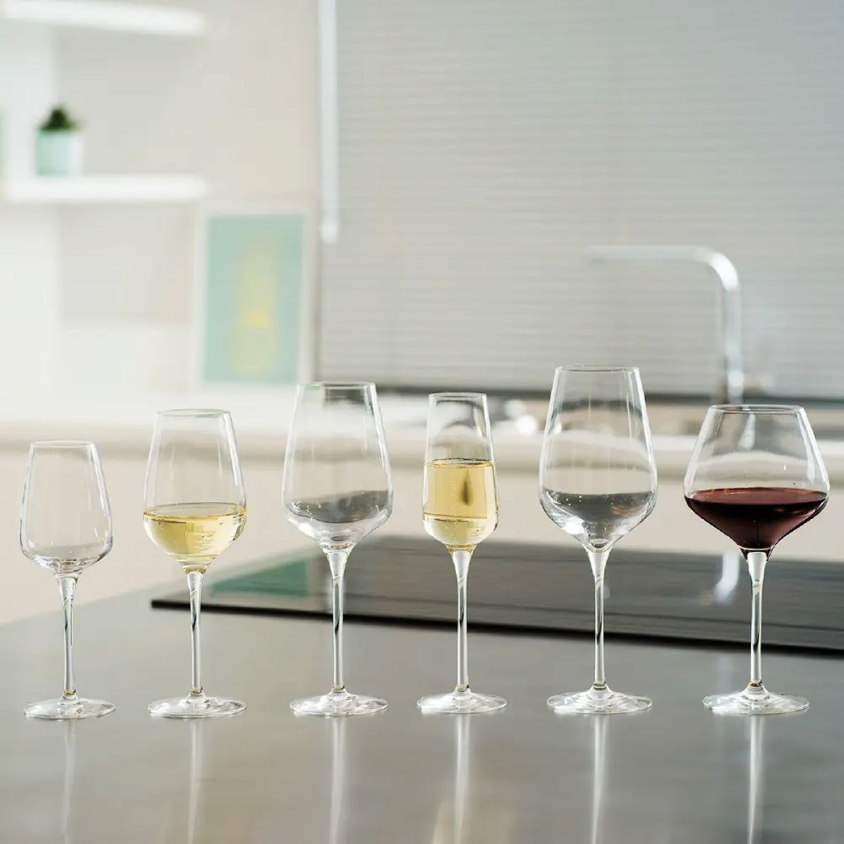 Sublym wijnglas 55 cl. met inhoud en bedrukt logo, sfeervol gepresenteerd in een gebruiksomgeving.