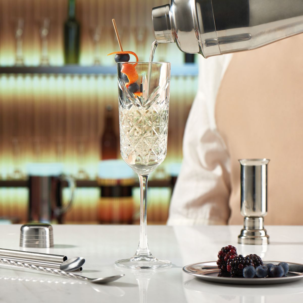 Gevulde Timeless champagneflute 17,5 cl in gebruik in een sfeervolle omgeving, voor feestelijke dranken