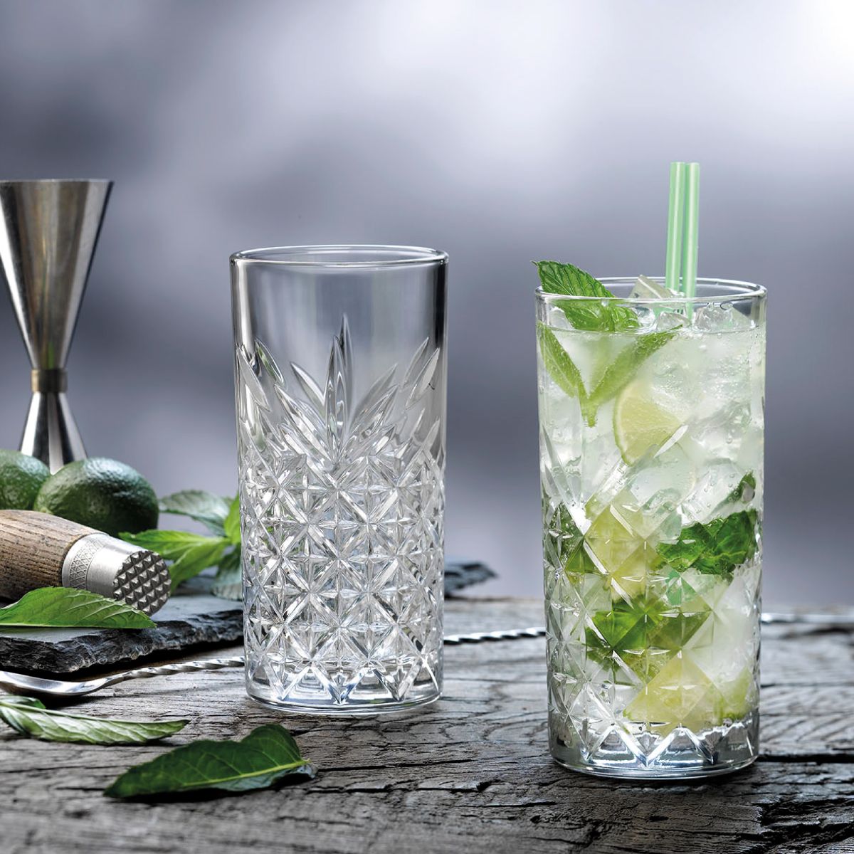 Timeless Longdrink glas 45 cl. met vulling, geplaatst in een sfeervolle setting.