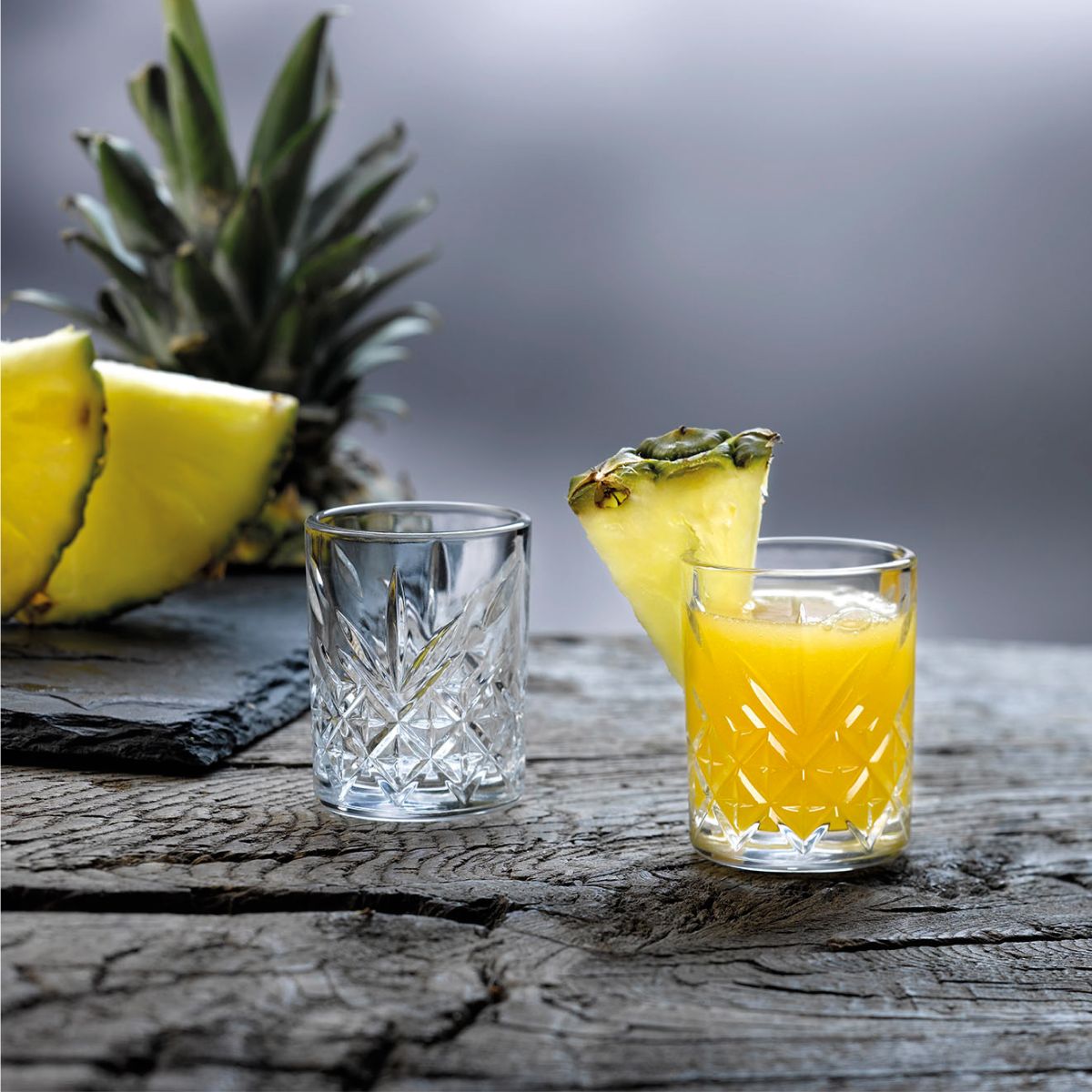 Shotglas 6 cl. gevuld in een sfeervolle setting.