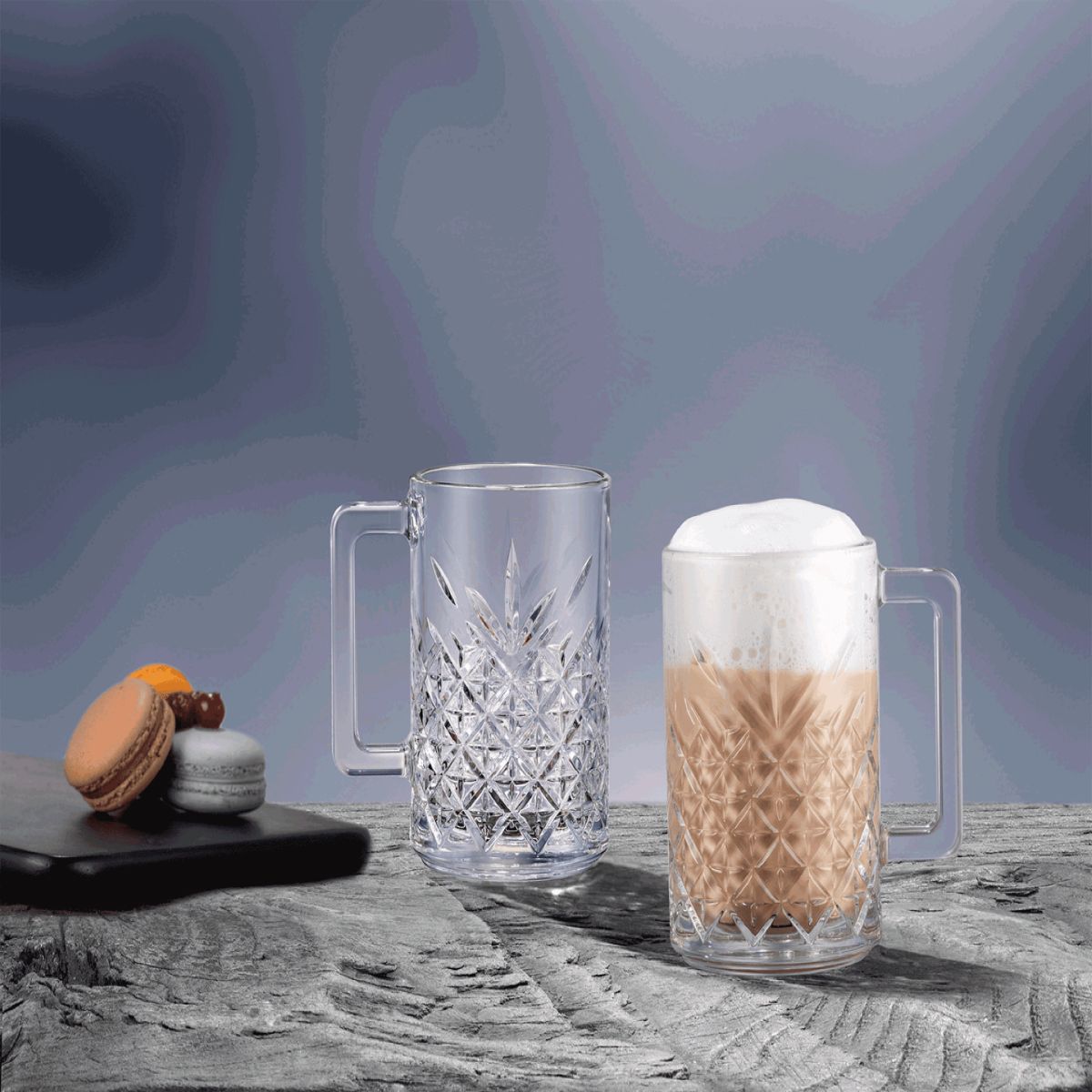 Timeless Theeglas 31 cl. gevuld met warme drank geplaatst in sfeerbeeld.
