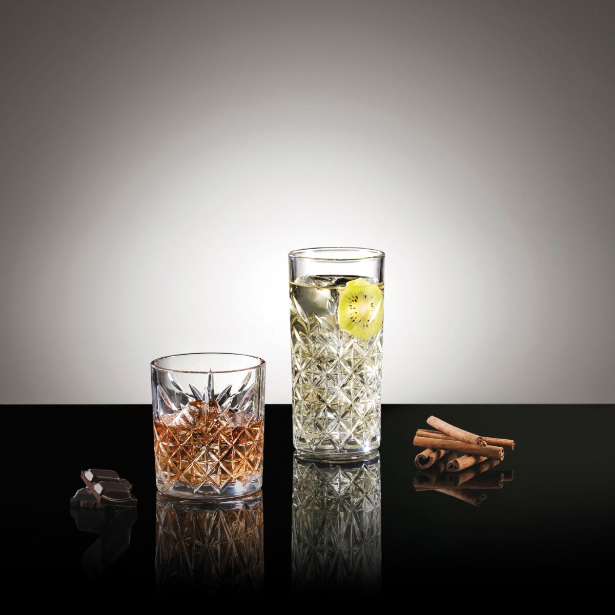 Gevuld Timeless Whiskyglas 21 cl. gepresenteerd in een sfeervolle omgeving.