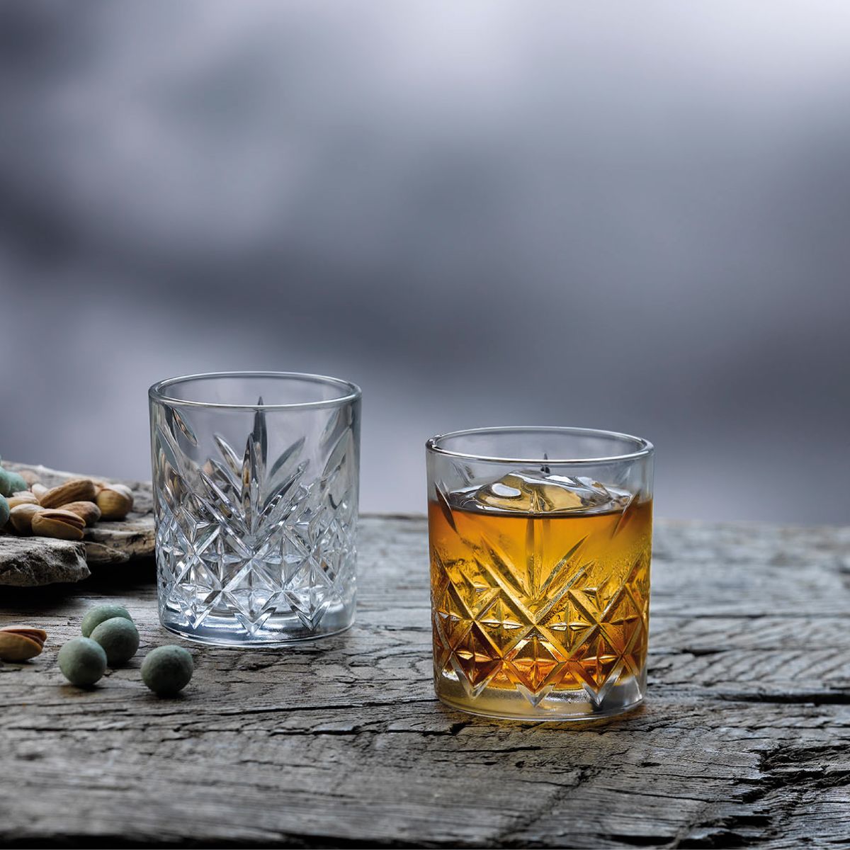 Timeless Whiskyglas met whisky op houten tafel in sfeervolle, warme omgeving.