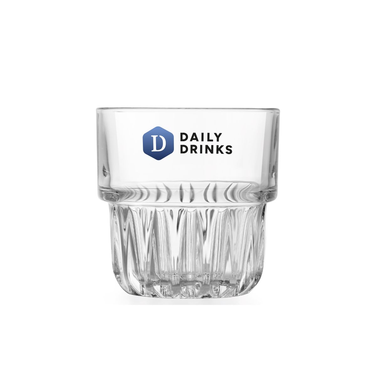 DailyDrinks-logo in full-colour bedrukt op de voorzijde van het compacte Onis tumblerglas 15 cl.
